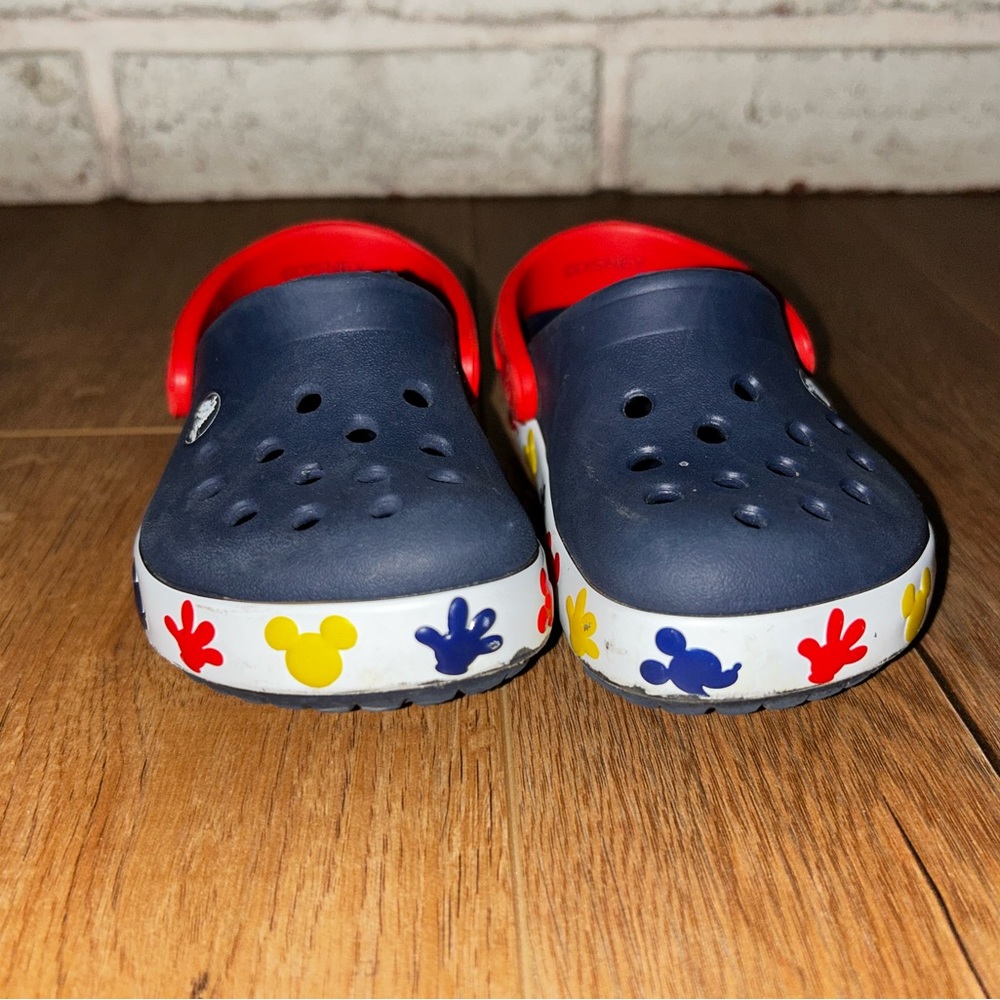 DISNEY TODDLER CROCS SIZE 6